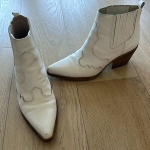 White Sam Edelman short cowgirl boots